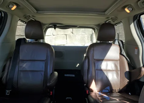 2015 Toyota Sienna Xle z USA, uszkodzony, nr VIN 5TDYK3DC6FS689552